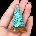 Handgemaakte harskegel met turkooischips en goudfolie in de hand gehouden - Blauwe Turkoois (Synthetisch)