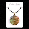 Pendentif hexagonal en résine et cristaux naturels avec cordon noir élégant - US 13
