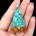 Ringhalter-Pyramide aus klarem Harz mit Türkis-Splittern und Goldfolie-Dekor - Blauer Türkis (Synthetisch)