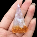 Pyramiden-Ringhalter aus Harz mit violetten Kristallen und Goldfolie auf schwarzem Grund - Opal (Synthetisch)