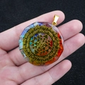 Collier octogonal Orgone Sri Yantra avec pierres de chakra naturelles et résine - Motif Chakra Sri Yantra (No. 1)