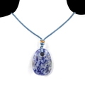 Halskette mit trapezförmigem Anhänger aus blau-weißem Sodalith-Naturstein und Kordel - Sodalith