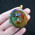 Pendentif hexagone en résine avec pierres naturelles et symbole œil d'Horus doré - Motif Œil d'Horus (No. 2)