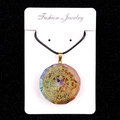Pendentif Orgone octogonal avec sept cristaux de chakra et motifs célestes dorés - Taille 20