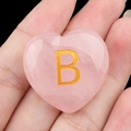 Corazón de cuarzo rosa natural con grabado dorado de la letra B para decoración - Letra B