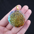 Pendentif Orgone octogonal avec fleur de vie et pierres naturelles colorées - Motif Fleur de Vie (No. 4)