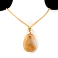 Natürlicher honiggelber Achatstein Anhänger mit goldener Kordel an einer weißen Büste - Gelbe Jade