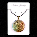 Pendentif octogonal en résine avec cristaux colorés et motif géométrique doré - Taille 22