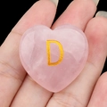Corazón de cuarzo rosa natural con grabado dorado de la letra D para decoración - Letra D