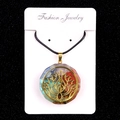 Collier en éclats de cristal naturel avec pendentif lotus doré sur cordon noir - Taille 24