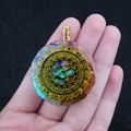 Pendentif Orgonite hexagonal avec pierres naturelles et symbole Om mandala doré - Motif Om Mandala (No. 8)