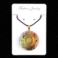 Pendentif octogonal en résine avec cristaux naturels colorés et symbole géométrique doré - Taille 26