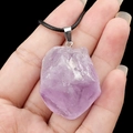 Pendentif en cristal d'améthyste naturelle avec fermoir argenté et cordon noir - Améthyste Claire