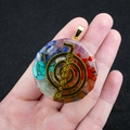 Pendentif Orgonite octogonal avec sept pierres de chakra et symbole Reiki doré Cho Ku Rei - Symbole de Spirale Reiki (No. 11)