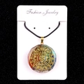 Pendentif Arbre de Vie en résine et pierres naturelles avec symboles dorés sur carte cadeau - No. 30