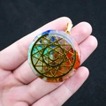 Pendentif orgonite hexagonal en résine avec pierres naturelles colorées et mandala doré - Pièce en Métal Mandala (No. 13)