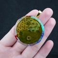 Pendentif orgonite énergie avec pierres colorées et symbole yin yang doré - Motif Yin Yang Tai Chi (No. 14)