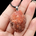 Pendentif en cristal rouge naturel avec boucle argentée et collier tressé noir - Agate rouge