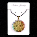 Pendentif octogonal en orgone avec cristaux naturels colorés et motif géométrique doré - Style 33