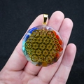 Pendentif Orgone hexagonal avec pierres colorées et symbole de la Fleur de Vie en résine - Fleur de Vie Octogonale (No. 16)
