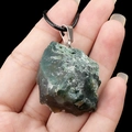 Collier avec pendentif en cristal vert naturel brut et cordon noir tressé - Agate d'Inde