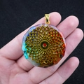 Pendentif Orgone hexagonal avec pierres naturelles colorées et mandala en métal doré - Motif Géométrique Mandala (No. 17)