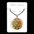 Pendentif octogonal aux sept pierres de chakra et symbole doré de la fleur de vie - N° 35