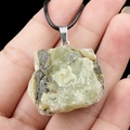 Pendentif en pierre de cristal vert naturel avec fermoir argenté et cordon noir à la main - Prehnite