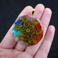 Pendentif hexagonal en résine colorée avec cube de Métatron et pierres naturelles variées - Cube de Métatron Hexagonal (No. 18)