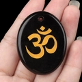 Pierre d'obsidienne noire polie avec symbole Om doré et trou de pendentif pré-percé - Obsidienne