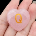 Herzanhänger aus rosa Naturquarz mit dekorativer Goldbuchstaben-Gravur Buchstabe Q - Buchstabe Q