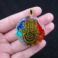 Pendentif hexagonal en résine avec pierres naturelles et symbole Main de Fatma doré - Main de Fatma Dorée (No. 19)
