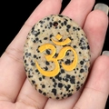 Pendentif ovale en jaspe dalmatien avec symbole Om doré pour yoga et méditation - Jaspe dalmatien