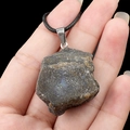 Pendentif en cristal labradorite gris foncé naturel avec cordon noir tressé - Labradorite