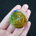 Pendentif énergétique Orgonite hexagonal avec pierres colorées et motif de cercle magique - Motif Réseau Magique Doré (No. 20)