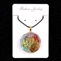 Pendentif octogonal en pierres colorées avec lotus doré et collier en corde cirée noire - Style 38