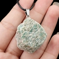 Pendentif en pierre de cristal naturel vert clair avec cordon noir réglable - Amazonite