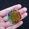 Collier sept chakras en pierres colorées avec motif géométrique doré et pendentif - Étoile Géométrique Dorée (No. 21)