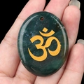 Pierre de paume en agate mousse ovale avec symbole Om doré pour yoga et méditation - Agate d'Inde
