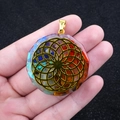 Pendentif Orgonite tenu en main avec pierres naturelles et motif Graine de Vie doré - Graine de Vie Mandala (No. 22)