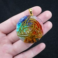 Pendentif hexagone 7 chakras en résine avec pierres naturelles et nœud celtique doré - Nœud Celtique Doré (No. 23)