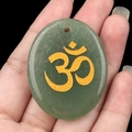 Pendentif en cristal d'aventurine verte avec symbole Om doré sur fond noir - Aventurine Verte