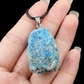 Pendentif en pierre de cristal brut bleu naturel avec cordon noir et fermoir métal - Apatite