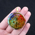 Collier chakra octogonal en résine avec pierres colorées et symbole de lotus doré - Motif Lotus Doré (No. 24)