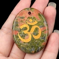 Pendentif ovale en unakite avec symbole Om doré et texture naturelle vert et rose - Unakite