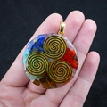 Pendentif octogonal en résine avec Triskèle doré et pierres naturelles colorées - Triskèle Doré (No. 25)