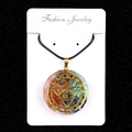 Pendentif hexagonal en résine avec pierres naturelles et symbole de l'Œil d'Horus - N° 42