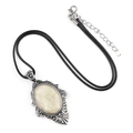 Colgante vintage con piedra ovalada crema y relieve plateado de estilo bohemio - Concha Blanca