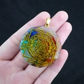 Pendentif Orgone Sri Yantra avec pierres naturelles colorées dans de la résine - Sri Yantra Décagonal (No. 26)