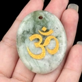 Pendentif en aventurine verte avec symbole Om doré pour bijoux de yoga et de méditation - Jade Xiu